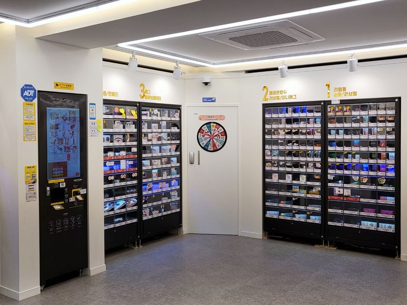 往十里 アダルトグッズ店SHYMANの1〜3番ゾーン自動販売機(リアルドール·コンドーム·ローション·フェロモン香水·バイブ)とキオスク